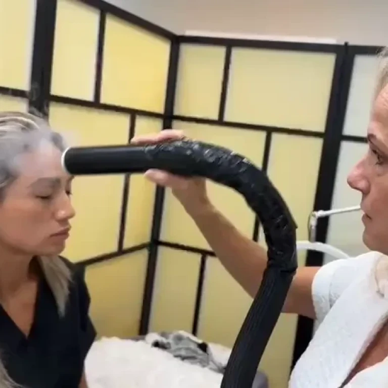 cryotherapist Amy doing cryofacial cryotherapy at wellness revolution texas